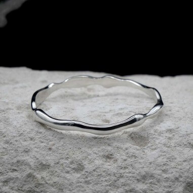 Photo mood sur une pierre blanche du jonc en argent modèle Halo M vue de dessus.