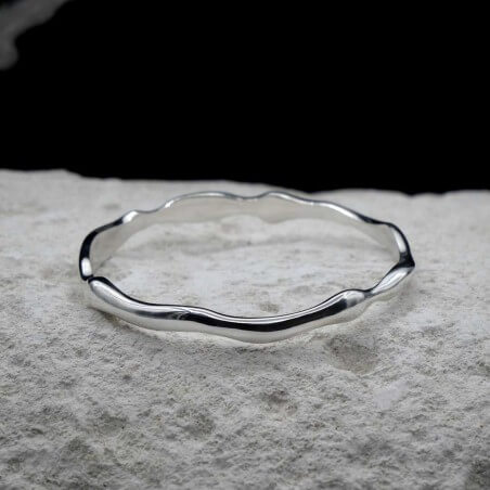 Photo mood sur une pierre blanche du jonc en argent modèle Halo M vue de dessus.