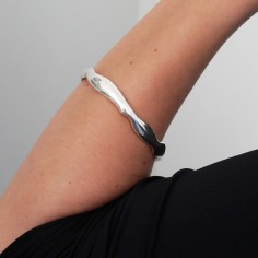 Photo sur fond blanc du jonc en argent modèle Halo L vue de dessus. 2