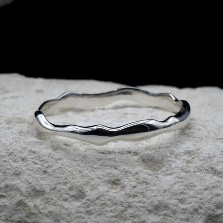 Photo mood sur une pierre blanche du jonc en argent modèle Halo L.