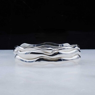 Photo mood sur marbre des joncs en argent modèle Halo.