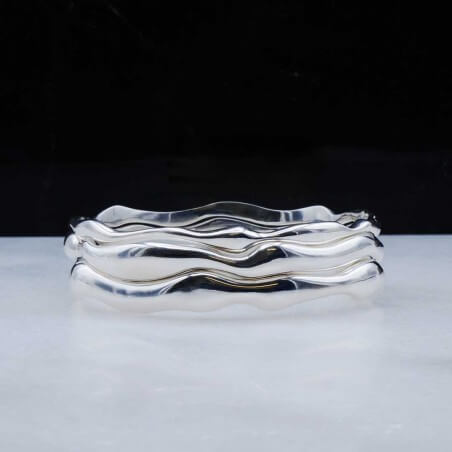 Photo mood sur marbre des joncs en argent modèle Halo.