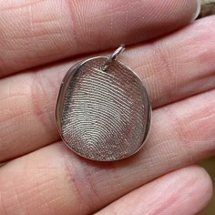 Photo du pendentif empreinte réalisé lors de l’atelier pendentif empreinte.