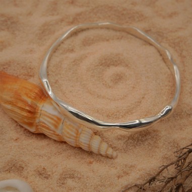 Photo mood dans le sable du jonc en argent modèle Halo taille M.