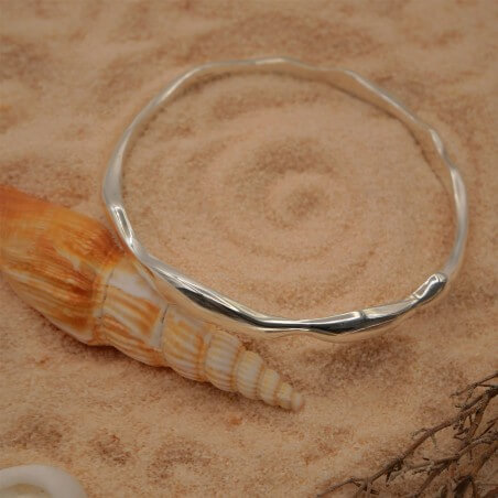 Photo mood dans le sable du jonc en argent modèle Halo taille M.