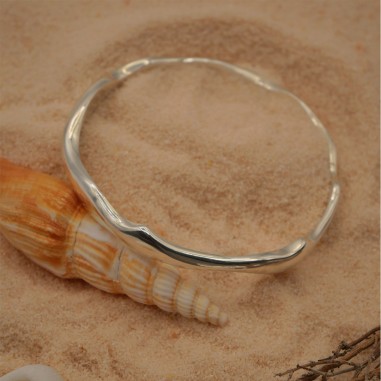 Photo mood dans le sable du jonc en argent modèle Halo taille L.