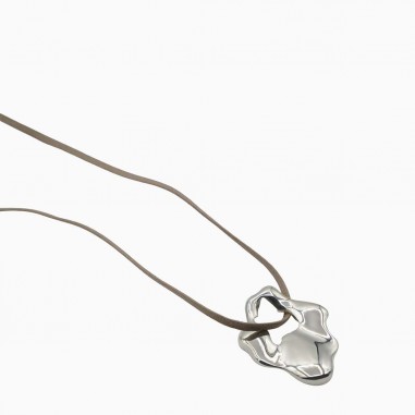 Photo sur fond blanc du collier sautoir modèle Halo vue de trois quart.