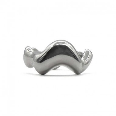 Photo sur fond blanc de la bague vague Halo vue de profil.