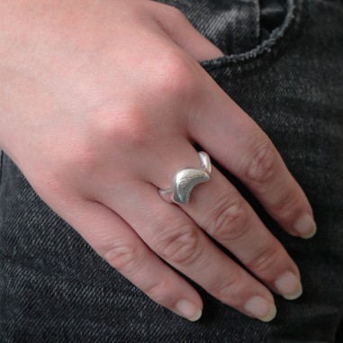 Photo portée sur une main de femme de la bague vague Halo.