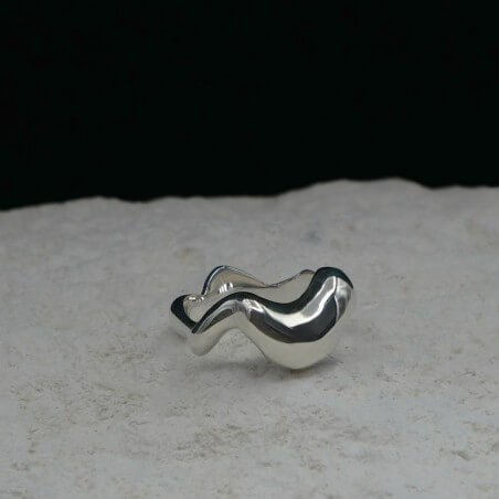 Photo mood sur une pierre blanche de la bague vague Halo.