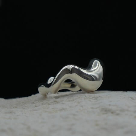 Photo mood sur une pierre blanche de la bague vague Halo vue de profil.