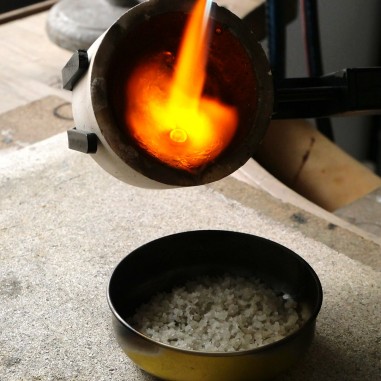 Photo de l'or en fusion durant l'atelier créer sa bague de divorce.