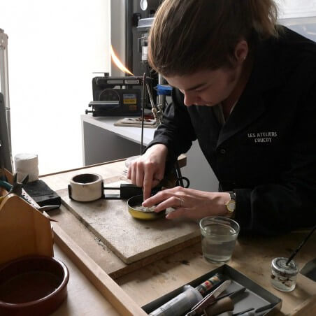 Photo d'une personne remuer le sel à la recherche de sa pépite d'or lors de l'atelier créer sa bague de divorce.