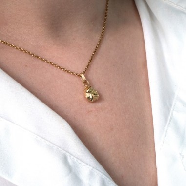 Photo porté du pendentif pépite créée lors de l'atelier créer sa bague de divorce.