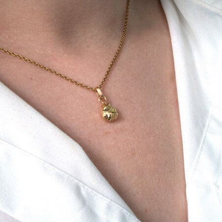 Photo porté du pendentif pépite créée lors de l'atelier créer sa bague de divorce.