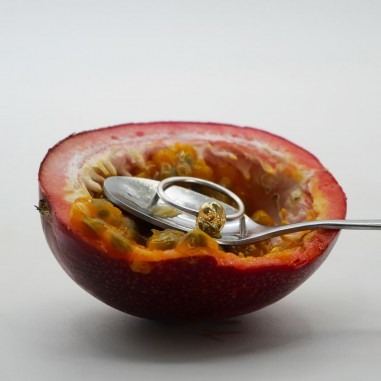 Photo mood de la bague de divorce dans le fruit de la passion.