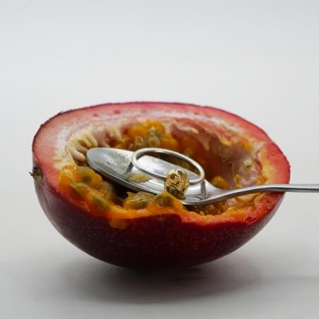 Photo mood de la bague de divorce dans le fruit de la passion.