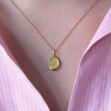 Photo du collier empreinte bébé porté par la maman, atelier bijou empreinte bébé.