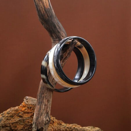 Photo mood sur une branche de bois du jonc en corne 10 mm.