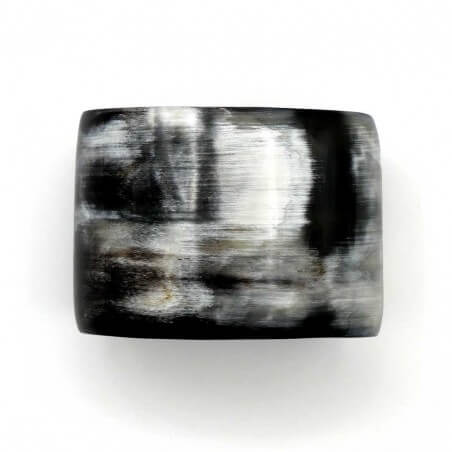 Photo sur fond blanc de la manchette en corne foncée vue de dessus.