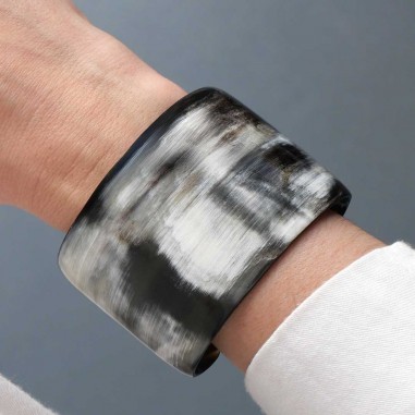 Photo portée de la manchette en corne foncée.