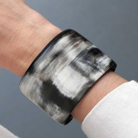 Photo portée de la manchette en corne foncée.