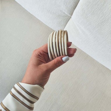 Photo dans la main d'une femme du semainier en corne.