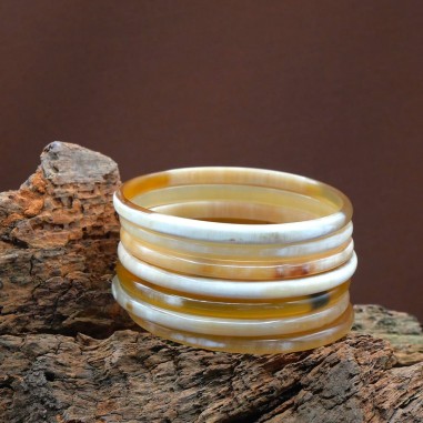 Photo mood sur une branche de bois du semainier en corne claire.