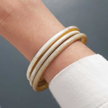 Photo portée de 3 joncs en corne claire 5 mm.