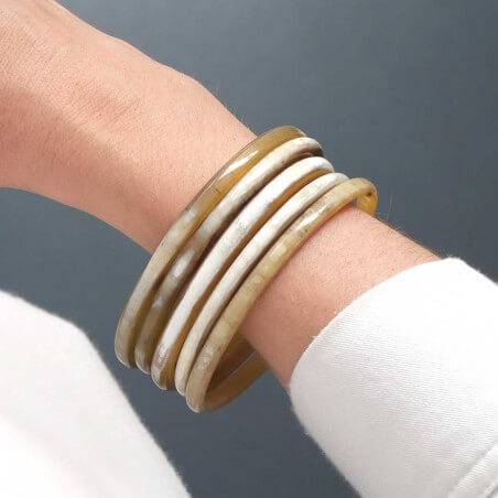 Photo portée de 5 joncs en corne claire 5 mm.