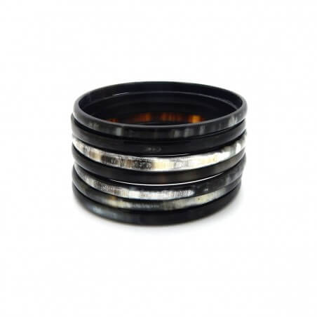 Photo sur fond blanc du semainier en corne foncée empilée.