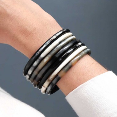 Photo portée du semainier en corne foncée.