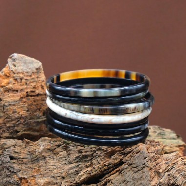 Photo mood sur une branche du semainier en corne foncée.