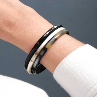 Photo portée de 3 joncs en corne foncée 5 mm.