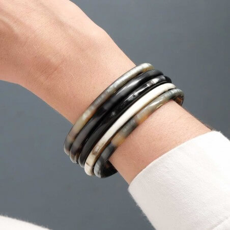 Photo portée de 5 joncs en corne foncée 5 mm.