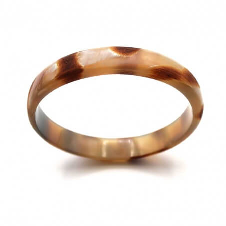 Photo sur fond blanc du jonc en corne tachetée claire 15 mm vue plongeante.