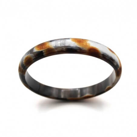 Photo sur fond blanc du jonc en corne tachetée foncée 15 mm vue plongeante.