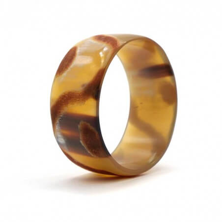 Photo sur fond blanc du jonc en corne tachetée claire 30 mm vue trois quart.