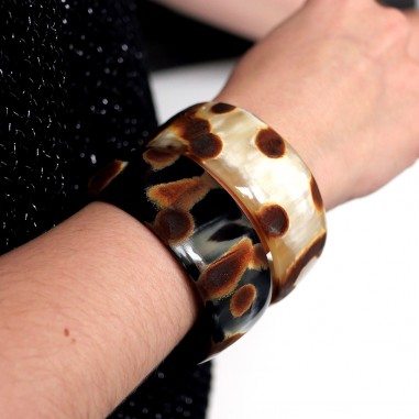 Zoom photo portée du jonc en corne tachetée 30 mm.