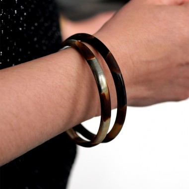 Photo porté des joncs en corne de la collection terres inconnues.