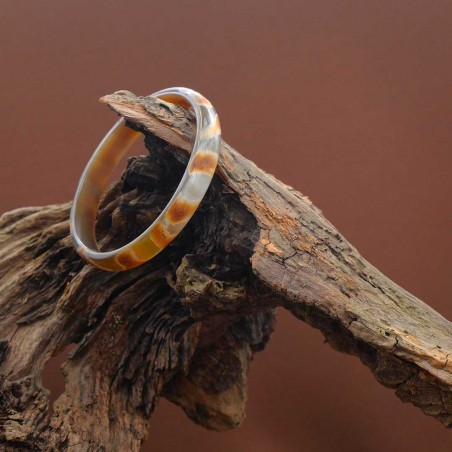 Photo mood sur une branche de bois du jonc en corne claire 10 mm.