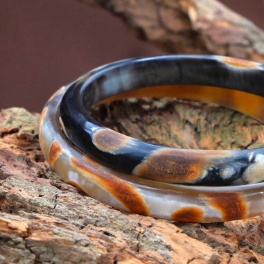 Photo jonc en corne 10 mm sur une branche de bois.