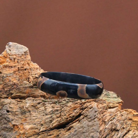 Photo naturelle du jonc en corne foncée 15 mm.