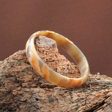 Photo du jonc en corne claire 15 mm sur une branche de bois.