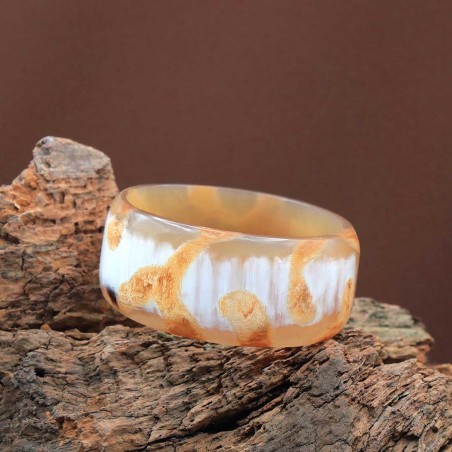 Photo du jonc en corne claire 30 mm sur une branche de bois.