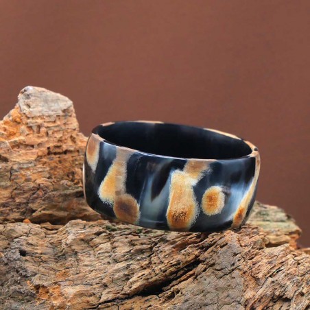 Photo du jonc en corne foncée 30 mm sur une branche de bois.