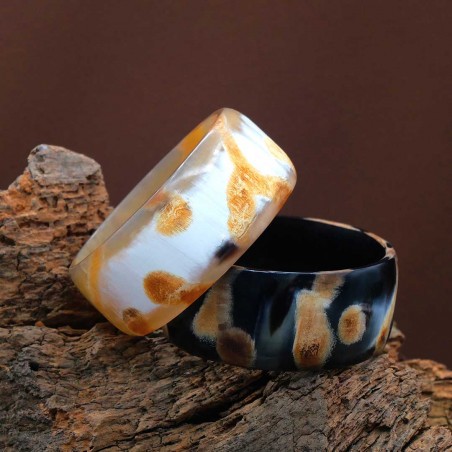 Photo jonc en corne 30 mm sur une branche de bois.