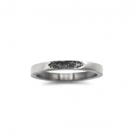 Photo de l’alliance originale texturée Hématite sur fond blanc vue de dessus.