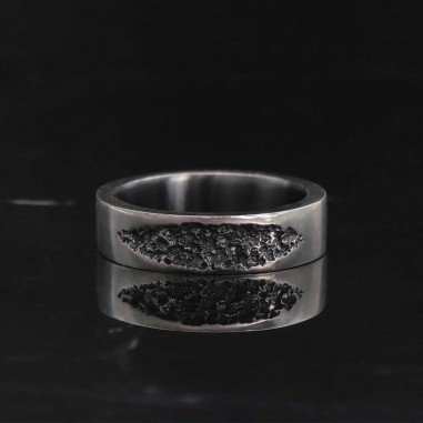 Photo de l’alliance originale homme modèle Hématite sur fond marbre noir.