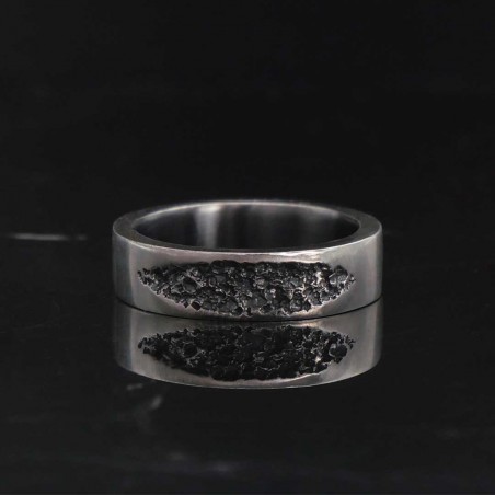 Photo de l’alliance originale homme modèle Hématite sur fond marbre noir.